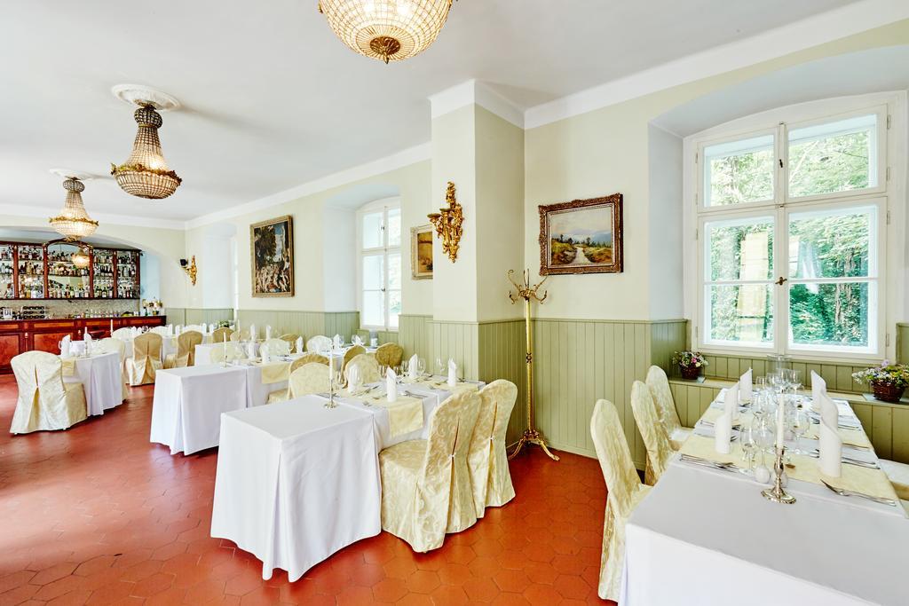 Chateau Hostacov Hotel Buitenkant foto
