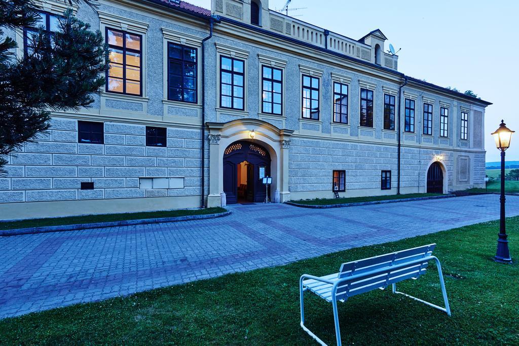 Chateau Hostacov Hotel Buitenkant foto