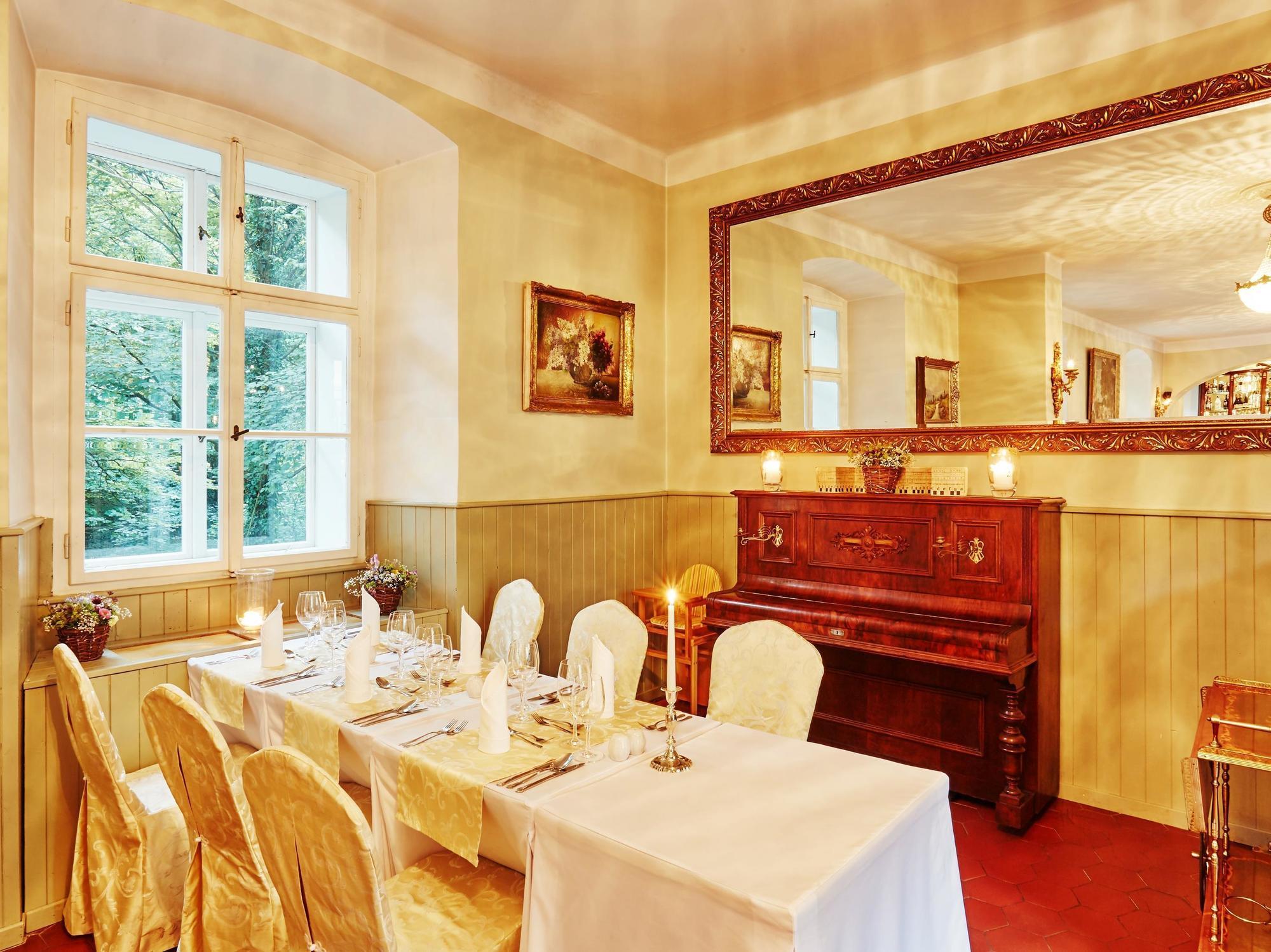Chateau Hostacov Hotel Buitenkant foto