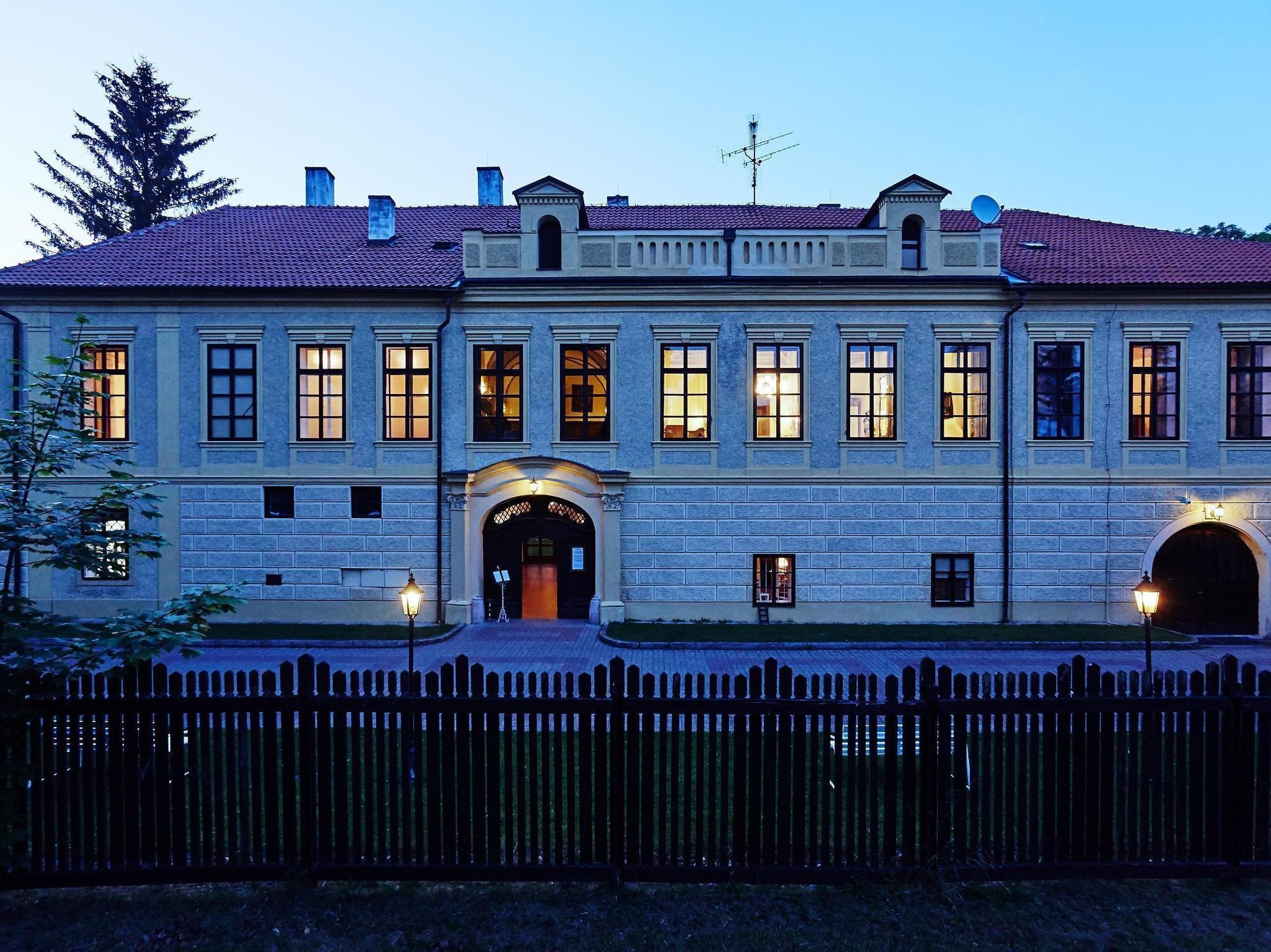 Chateau Hostacov Hotel Buitenkant foto